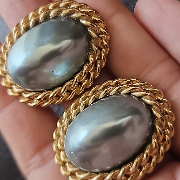 VTG Kenneth Jay Lane clip on earrings - Picture 6 of 9